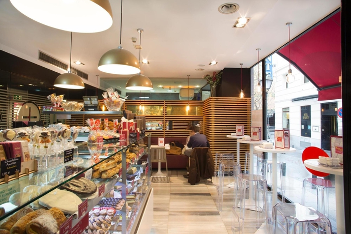 Imagen de los exteriores del Hotel Avenida Gran Via. Foto 15