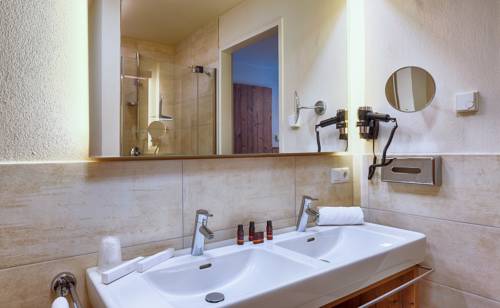 Imagen de la habitación del Hotel Avenida Mountain Lodges Saalbach. Foto 13