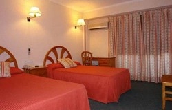 Imagen de la habitación del Hotel Avenida Plaza. Foto 14