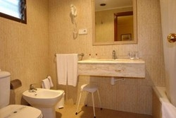 Imagen de la habitación del Hotel Avenida Plaza. Foto 16