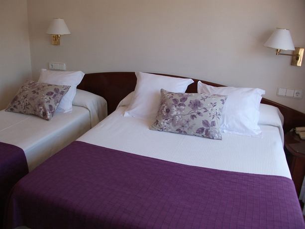 Imagen de la habitación del Hotel Avenida, Tossa de Mar. Foto 8