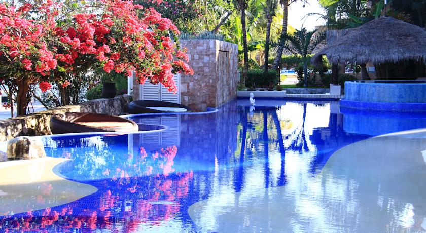 Imagen de la piscina del Hotel Aventuras Club. Foto 10