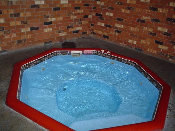 Imagen de la piscina del Hotel Avenue Motel, Wenatchee. Foto 10