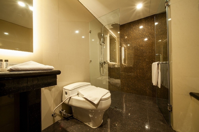 Imagen de la habitación del Hotel Avenzel Hotel and Convention Cibubur. Foto 11