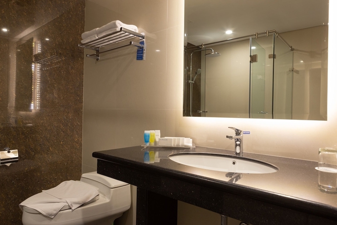 Imagen de la habitación del Hotel Avenzel Hotel and Convention Cibubur. Foto 12
