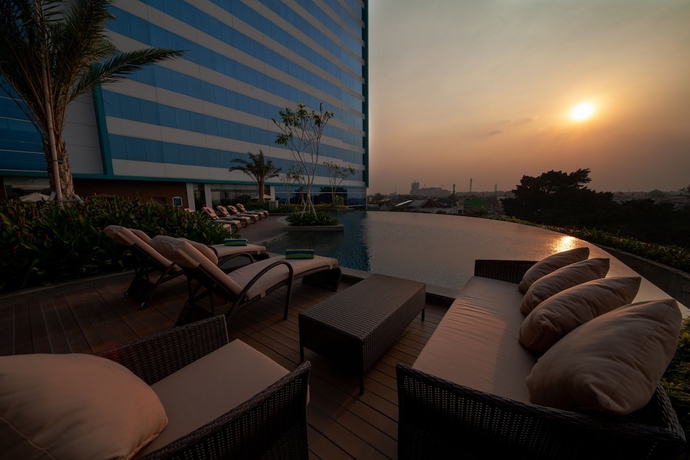 Imagen de la piscina del Hotel Avenzel Hotel and Convention Cibubur. Foto 19
