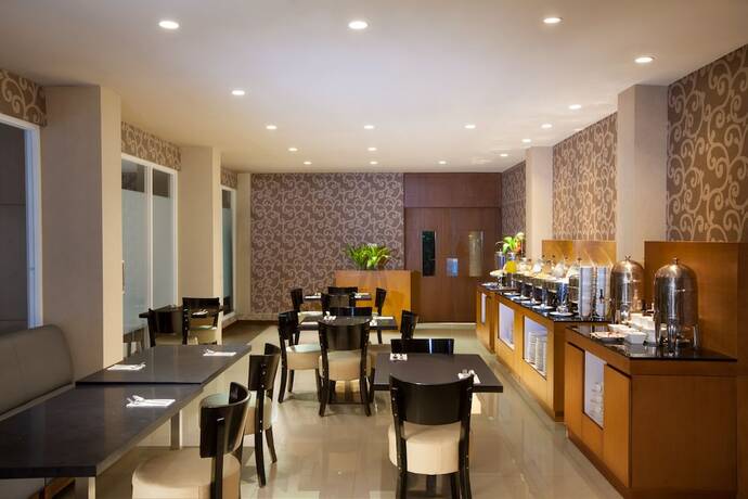 Imagen del bar/restaurante del Hotel Aveon Express Yogyakarta By Daphna International. Foto 16