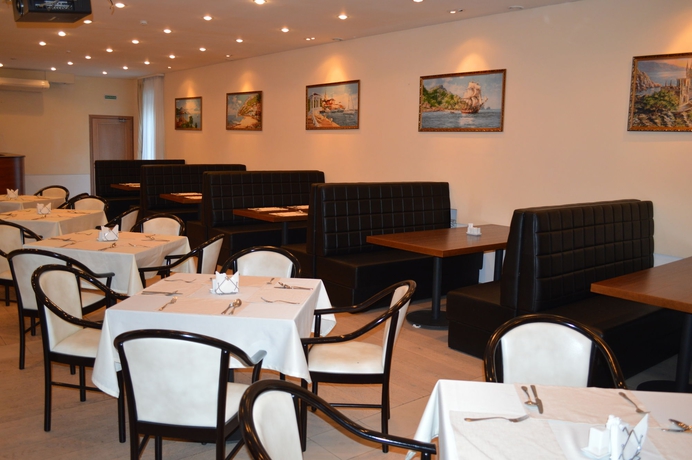 Imagen del bar/restaurante del Hotel Avialuxe. Foto 5