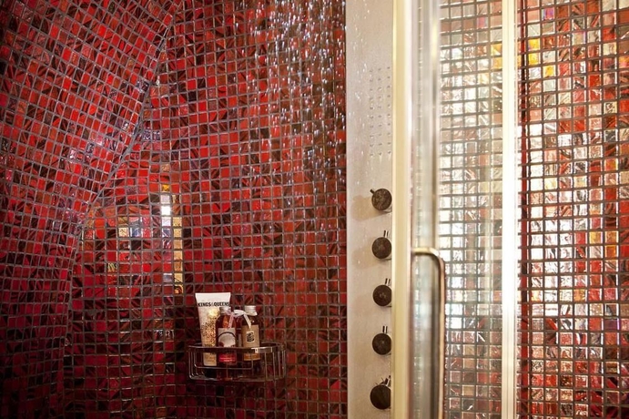 Imagen de la habitación del Hotel Avianto Suites. Foto 10