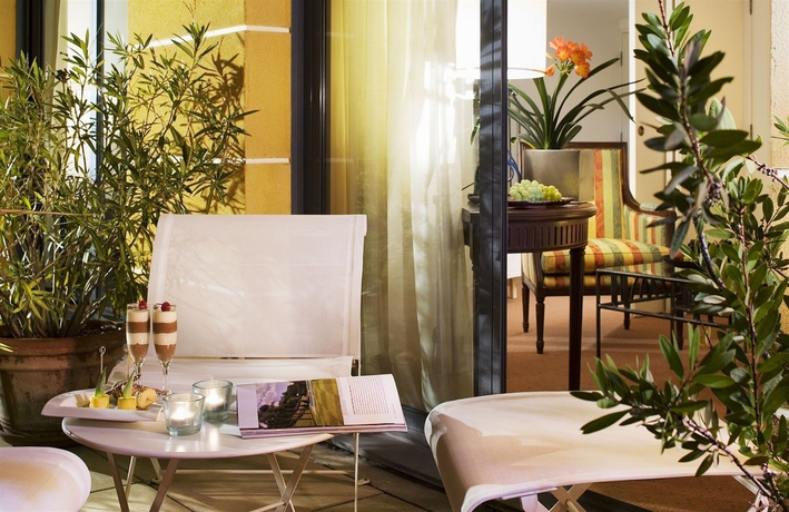 Imagen de los exteriores del Hotel Avignon Grand. Foto 12