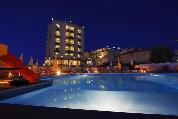 Imagen de la piscina del Hotel Avila In. Foto 10