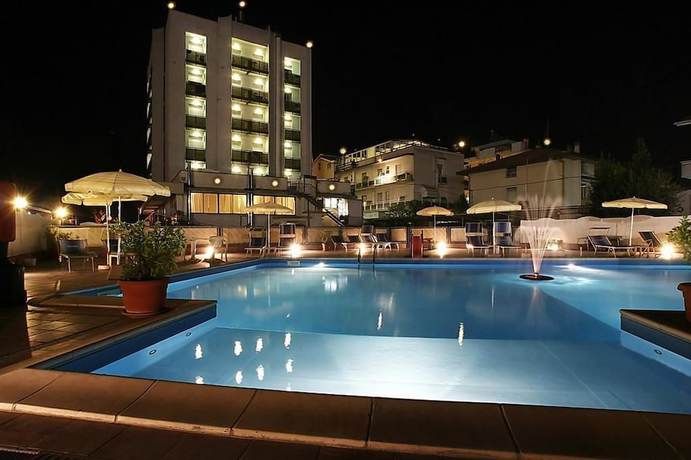 Imagen de la piscina del Hotel Avila In. Foto 11
