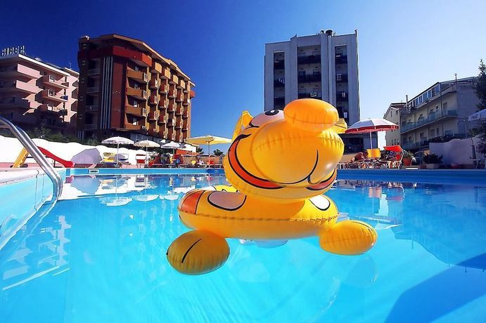 Imagen de la piscina del Hotel Avila In. Foto 12