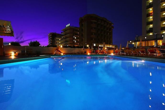 Imagen de la piscina del Hotel Avila In. Foto 13