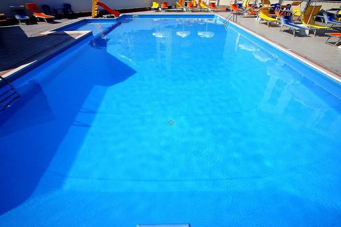 Imagen de la piscina del Hotel Avila In. Foto 14