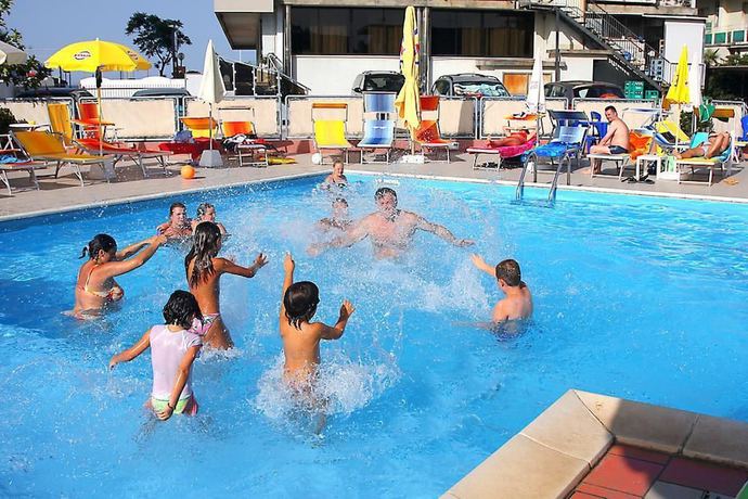 Imagen de la piscina del Hotel Avila In. Foto 16