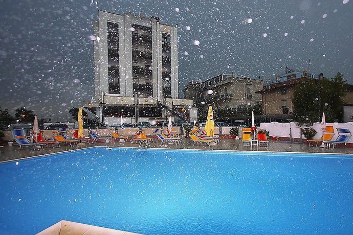 Imagen de la piscina del Hotel Avila In. Foto 17