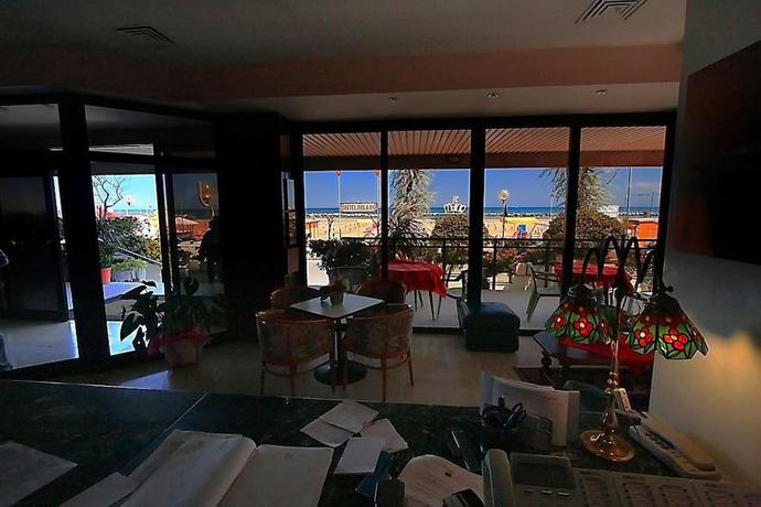 Imagen de los interiores del Hotel Avila In. Foto 9