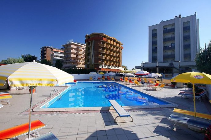 Imagen de la piscina del Hotel Avila In. Foto 18