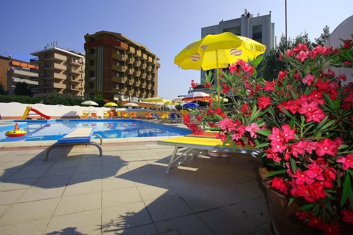 Imagen de la piscina del Hotel Avila In. Foto 19
