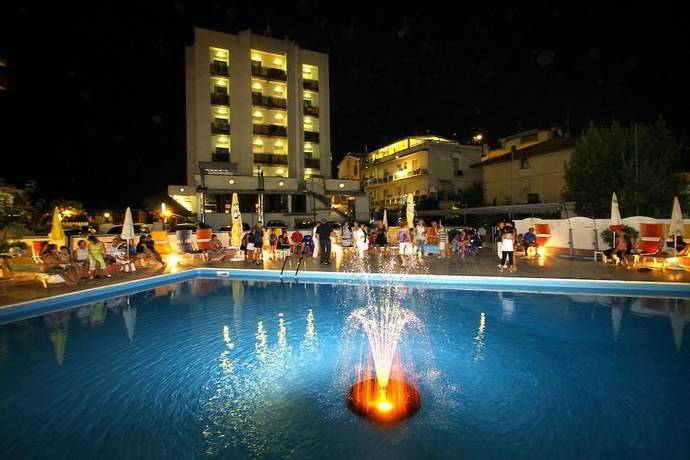 Imagen de la piscina del Hotel Avila In. Foto 20