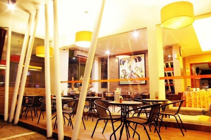 Imagen del bar/restaurante del Hotel Avirahotel Panakkukang. Foto 2