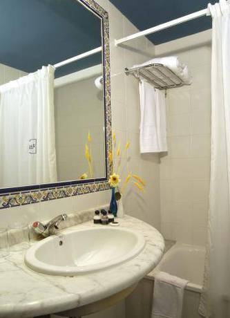 Imagen de la habitación del Hotel Avis Alcolea. Foto 12