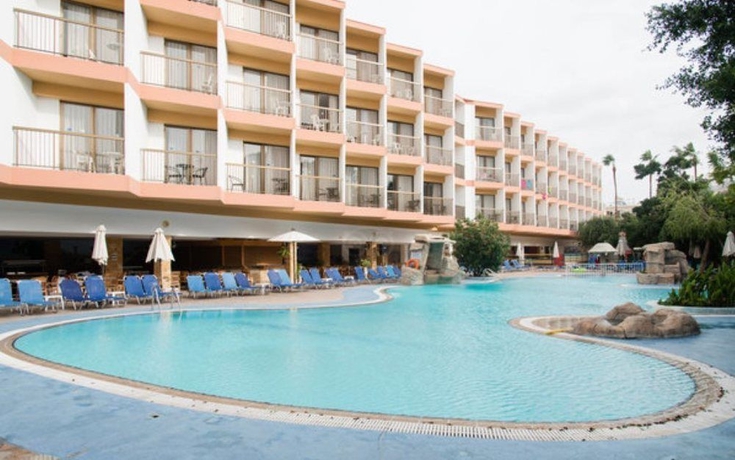 Imagen de la piscina del Hotel Avlida. Foto 16