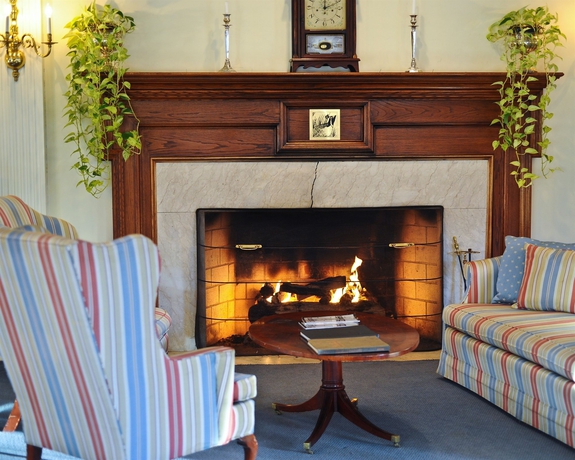 Imagen de los interiores del Hotel Avon Old Farms. Foto 7