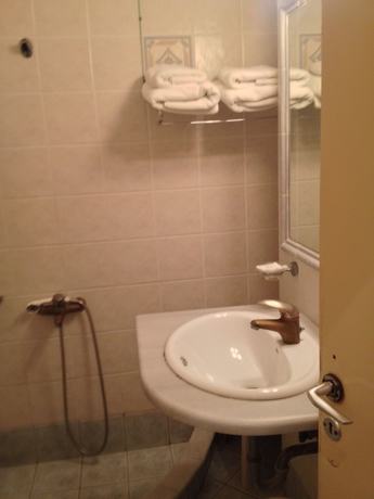 Imagen de la habitación del Hotel Avra, Aegina. Foto 10