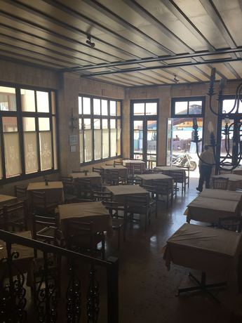 Imagen del bar/restaurante del Hotel Avra, Aegina. Foto 3