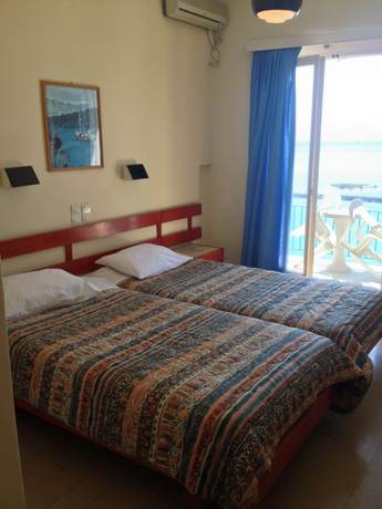 Imagen de la habitación del Hotel Avra, Aegina. Foto 16