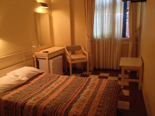 Imagen de la habitación del Hotel Avra, Aegina. Foto 17