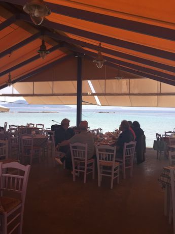 Imagen del bar/restaurante del Hotel Avra, Aegina. Foto 6