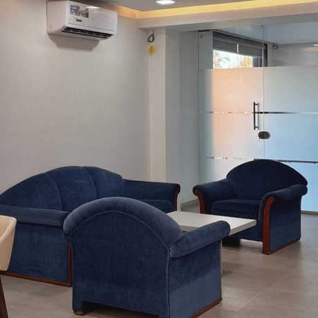 Imagen de los interiores del Hotel Avron Beach Resort. Foto 12