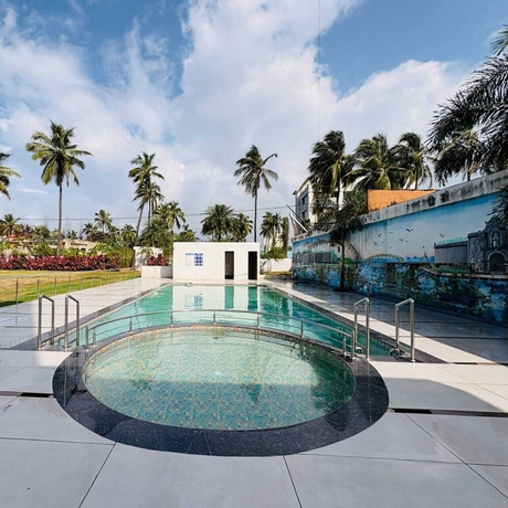Imagen de la piscina del Hotel Avron Beach Resort. Foto 15
