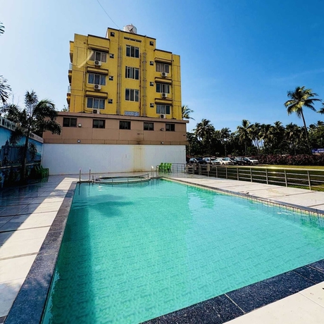 Imagen de la piscina del Hotel Avron Beach Resort. Foto 16
