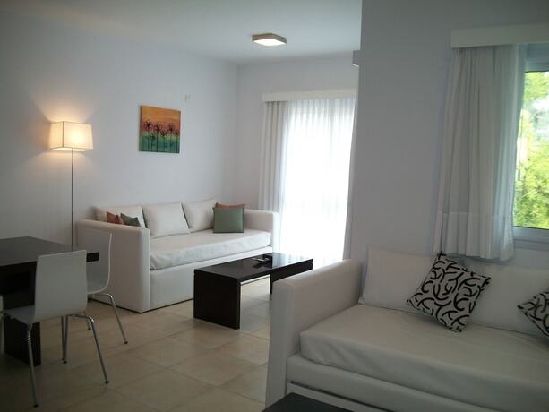 Imagen general del Hotel Avutarda De Carilo. Foto 12