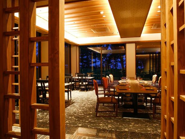 Imagen del bar/restaurante del Hotel Awaji Hamarikyu Takumi. Foto 17