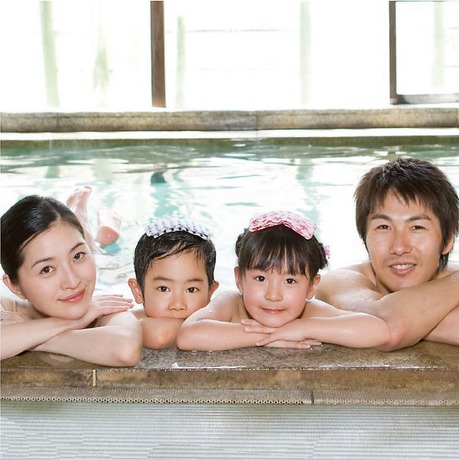 Imagen de la piscina del Hotel Awara Grand. Foto 17