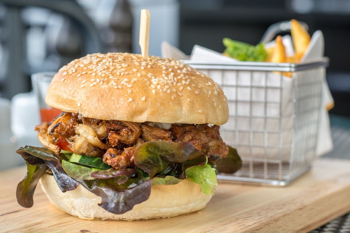 Imagen del bar/restaurante del Hotel Away Chiang Mai Thapae Resort - A Vegan Retreat. Foto 5