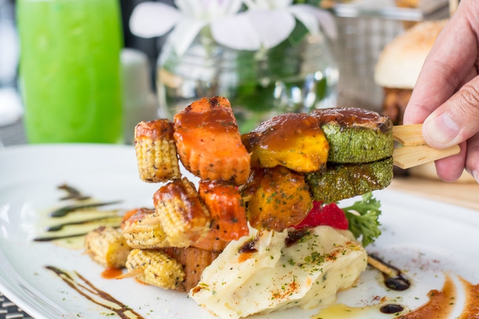 Imagen del bar/restaurante del Hotel Away Chiang Mai Thapae Resort - A Vegan Retreat. Foto 8