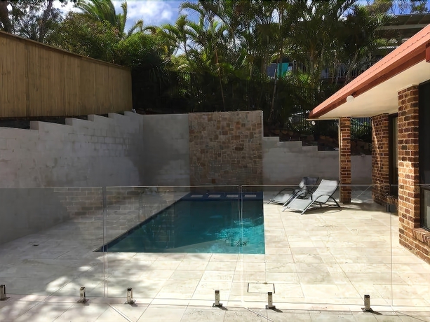 Imagen de la piscina del Hotel Away On Massinger Street. Foto 17