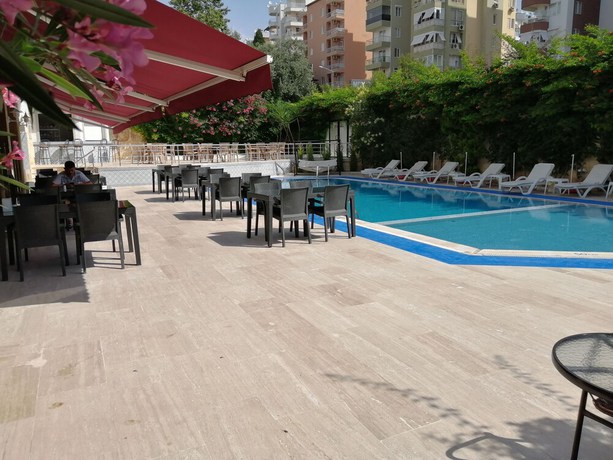 Imagen de la piscina del Hotel Awen Lara. Foto 20