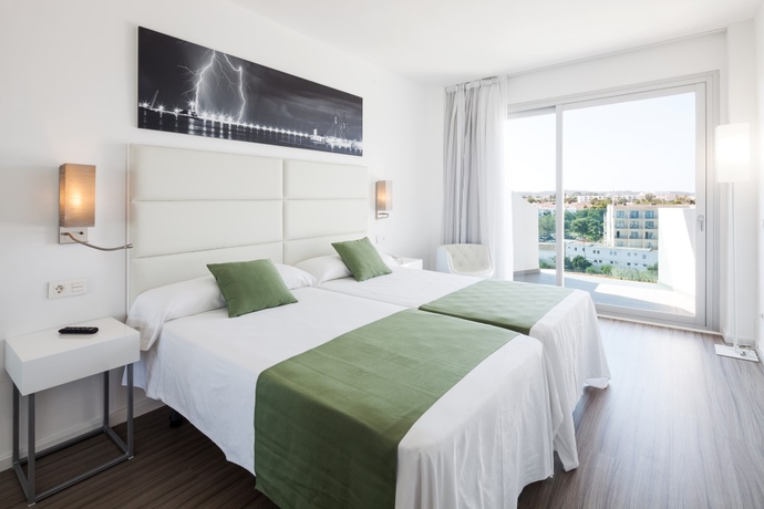 Imagen general del Hotel AxelBeach Ibiza Suites Apartments Spa and Beach Club - Adults Only. Foto 2