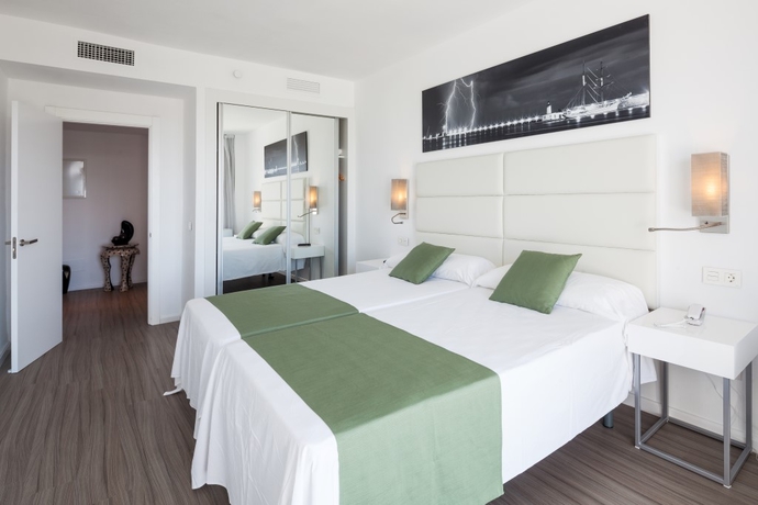 Imagen general del Hotel AxelBeach Ibiza Suites Apartments Spa and Beach Club - Adults Only. Foto 9