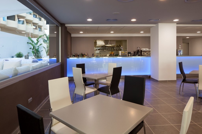 Imagen general del Hotel AxelBeach Ibiza Suites Apartments Spa and Beach Club - Adults Only. Foto 10