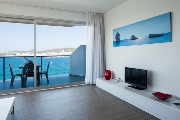 Imagen general del Hotel AxelBeach Ibiza Suites Apartments Spa and Beach Club - Adults Only. Foto 11