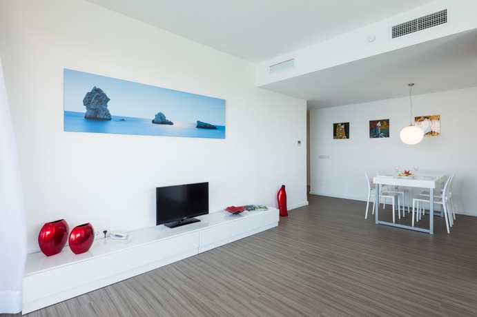 Imagen general del Hotel AxelBeach Ibiza Suites Apartments Spa and Beach Club - Adults Only. Foto 14