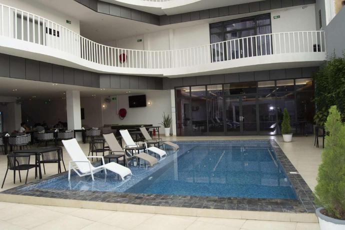 Imagen de la piscina del Hotel Axil. Foto 6